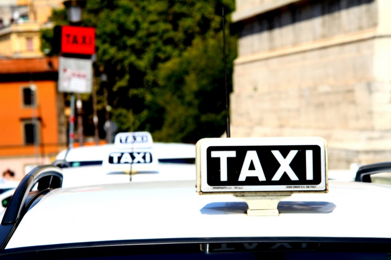 taxis-GARS-min_taxi_auto_rome_road_white-1051610